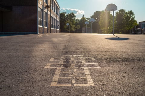 Schulhof mit Spielplatz