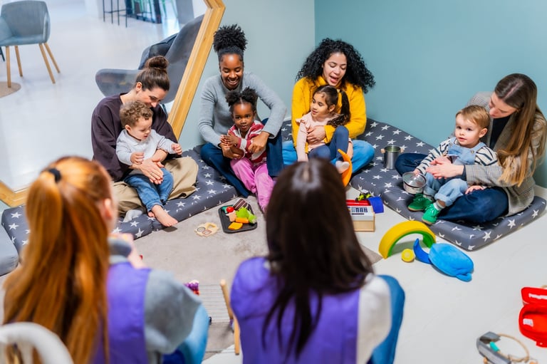 Kinder und Erzieherin spielen und lachen gemeinsam in der Kita